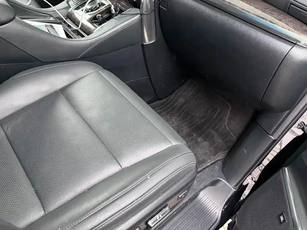 Toyota Alphard — фото 9