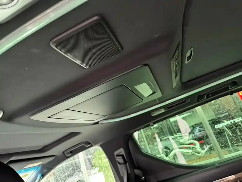 Toyota Alphard — фото 2