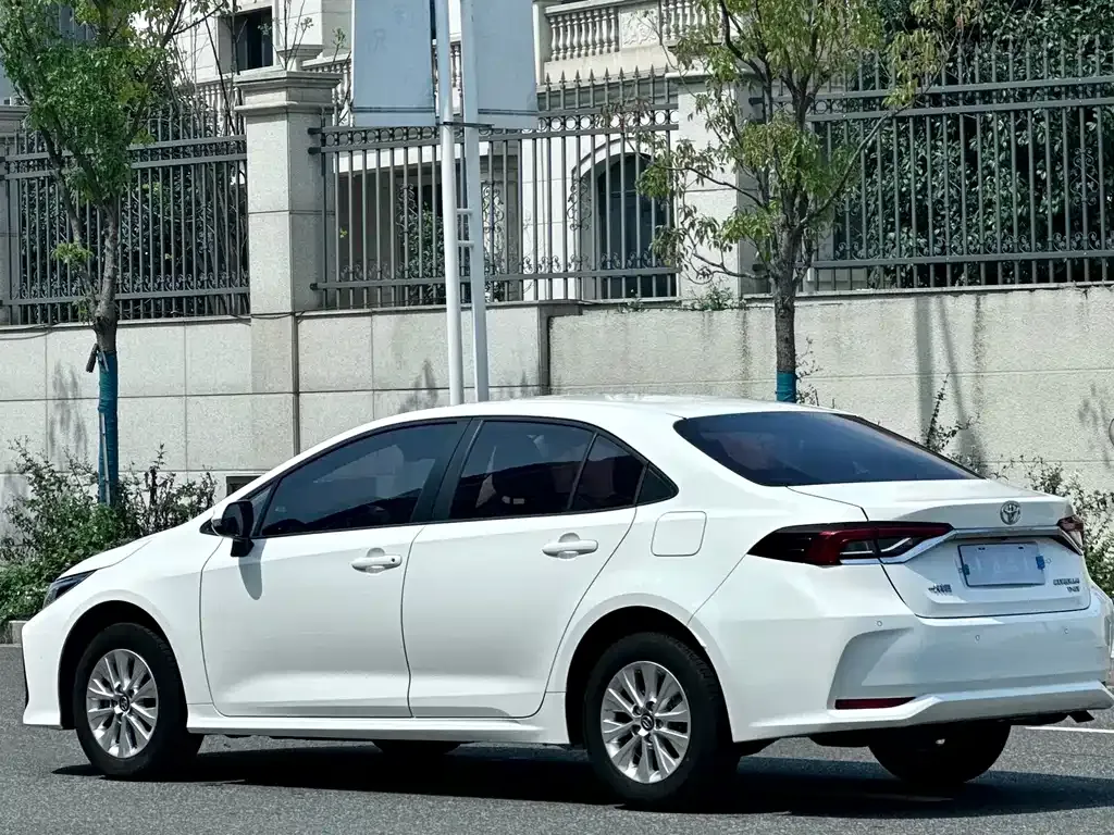 Toyota Corolla — фото 10