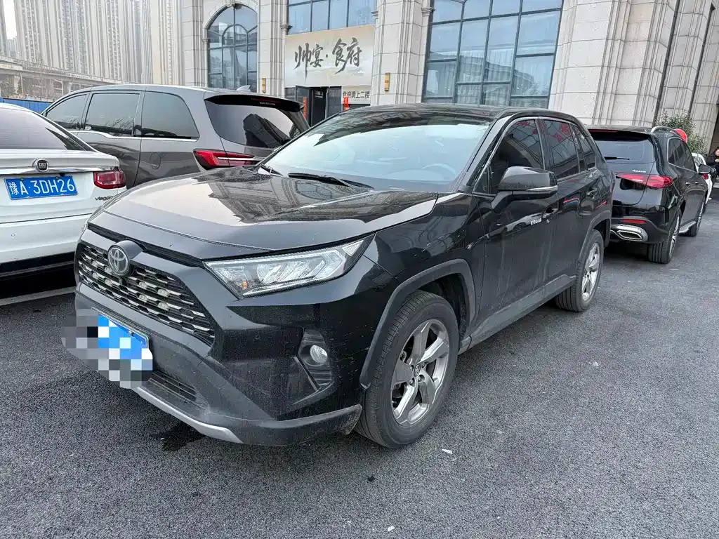 Toyota RAV4 — фото 1