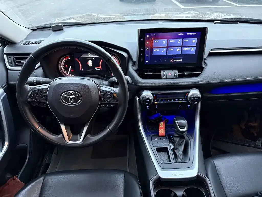 Toyota RAV4 — фото 7