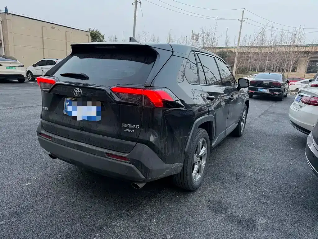 Toyota RAV4 — фото 9