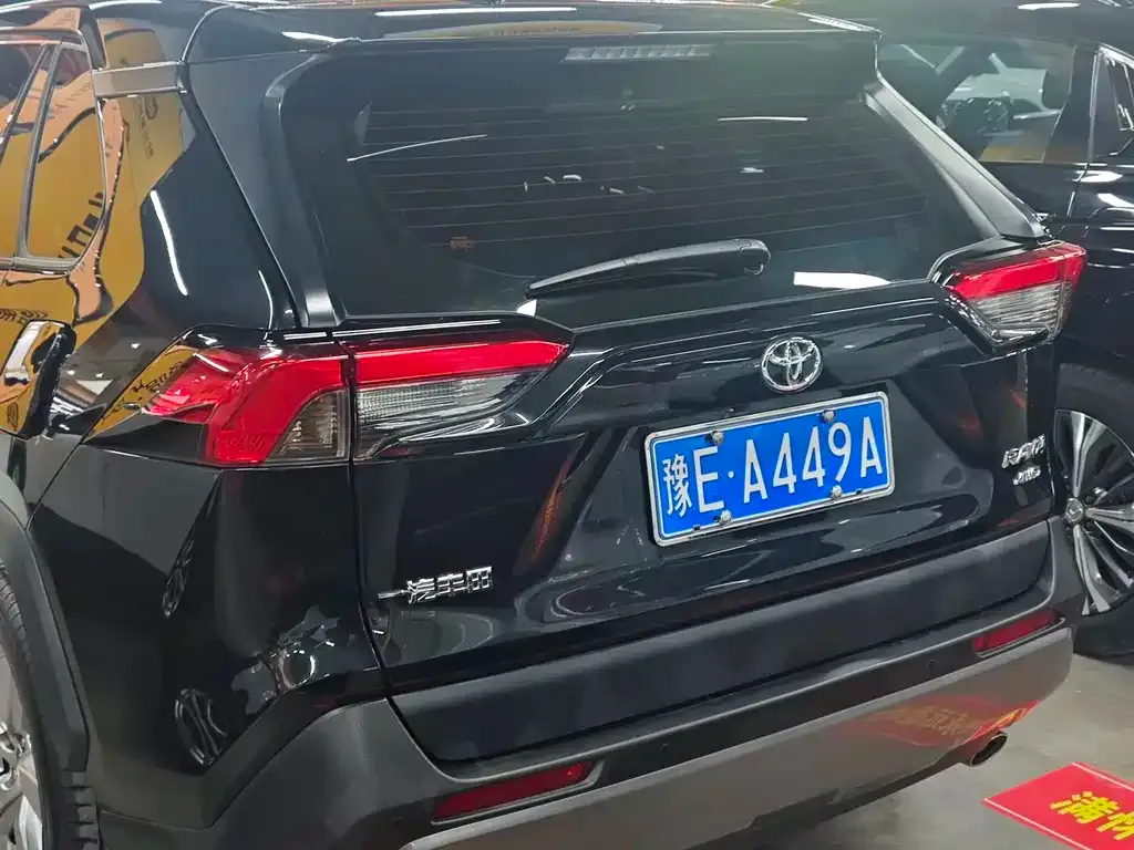 Toyota RAV4 — фото 8