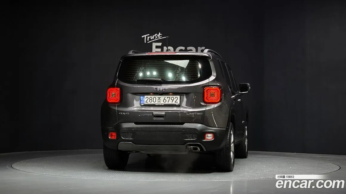 Jeep Renegade — фото 10