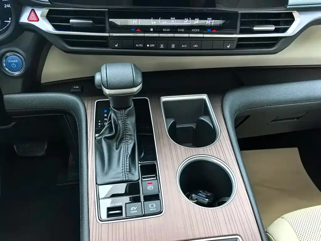 Toyota Granvia — фото 5