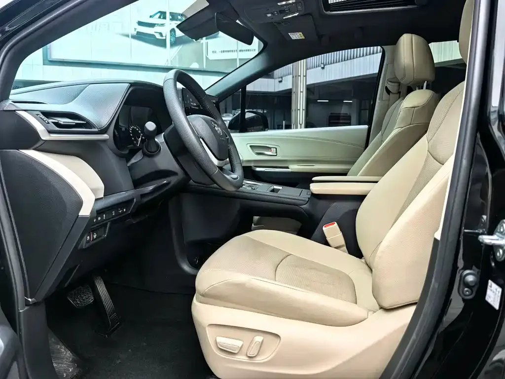 Toyota Granvia — фото 4