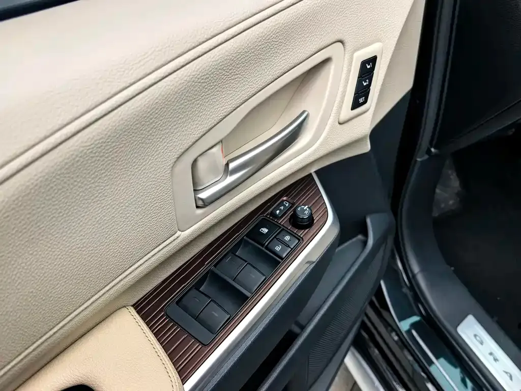 Toyota Granvia — фото 6