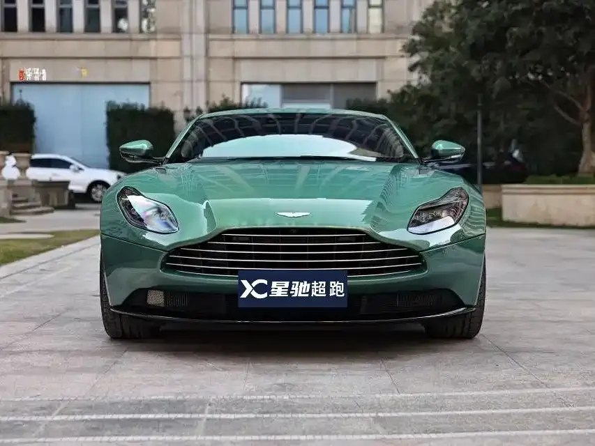 Aston Martin DB11 — фото 9