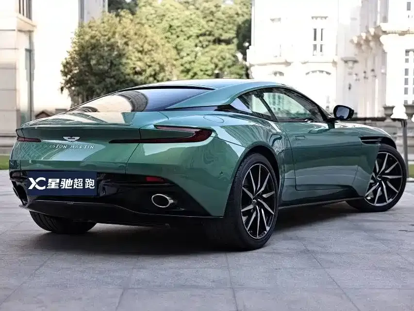 Aston Martin DB11 — фото 8