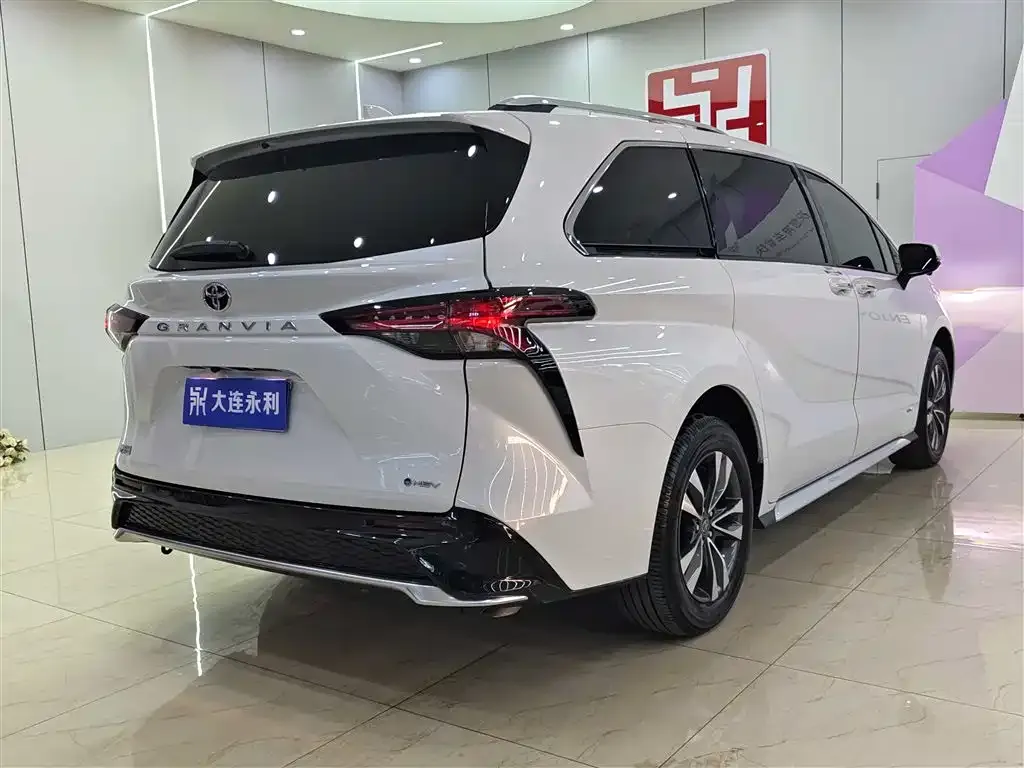 Toyota Granvia — фото 8