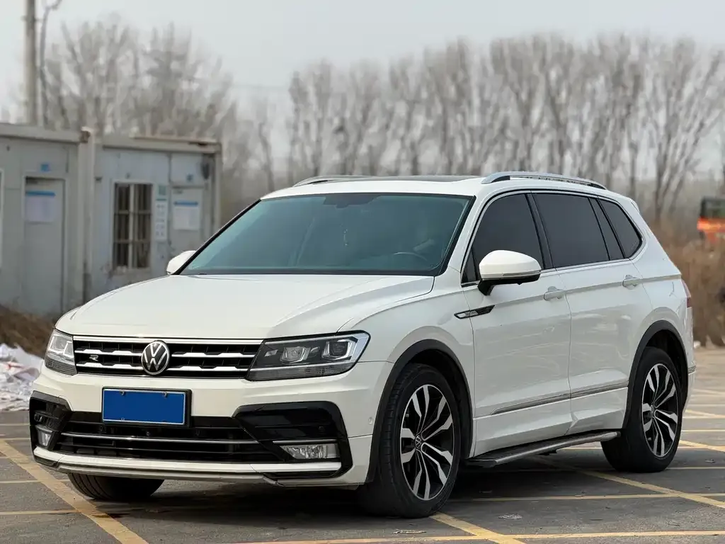 Volkswagen Tiguan L — фото 1