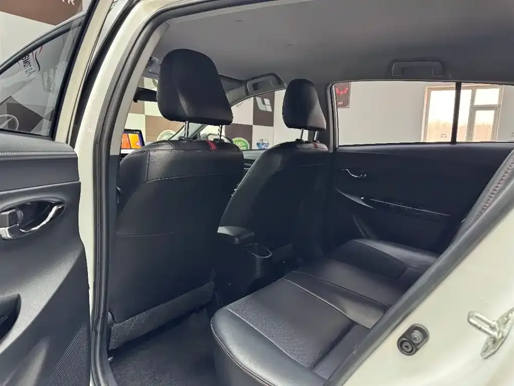 Toyota Yaris L — фото 3