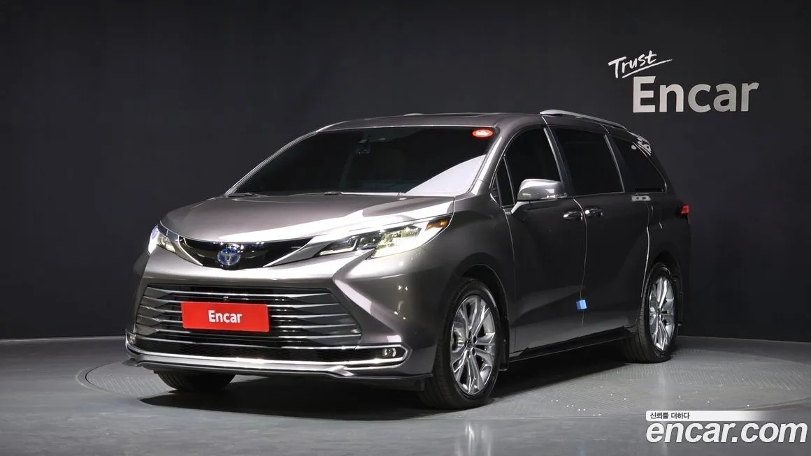 Toyota Sienna — фото 1
