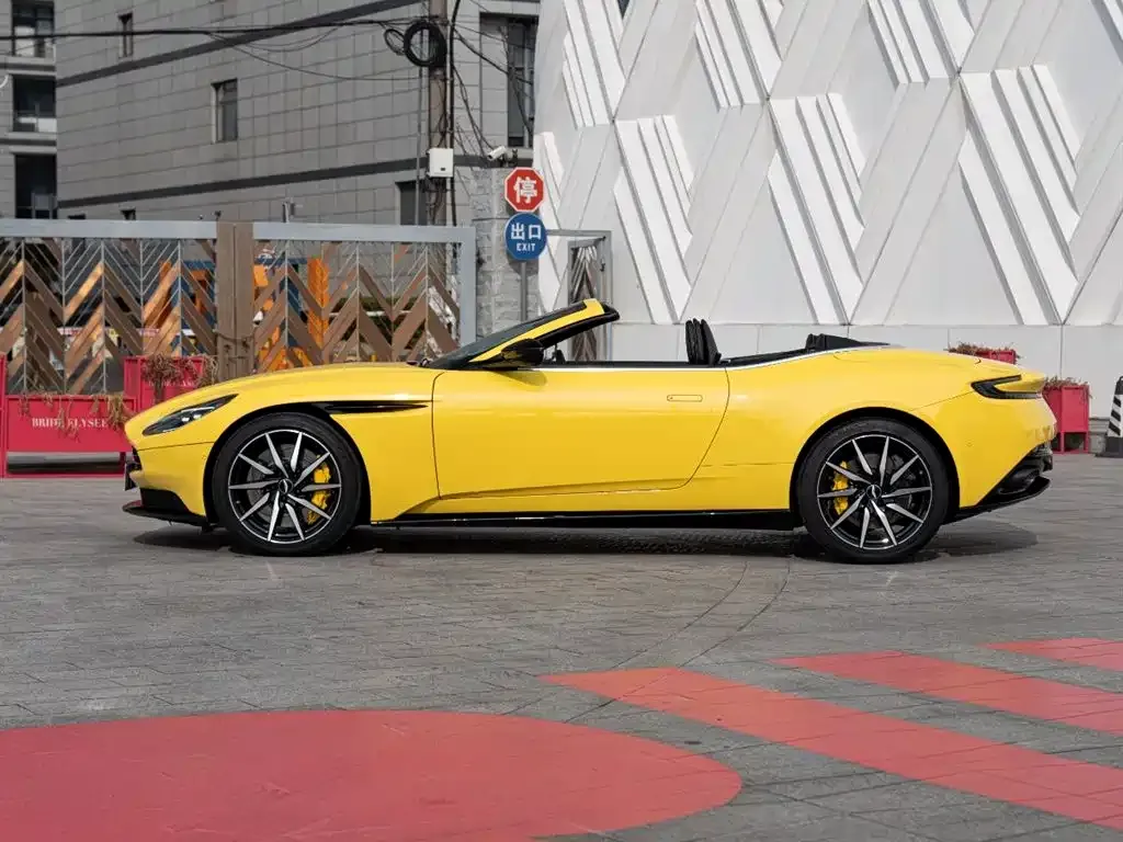 Aston Martin DB11 — фото 10