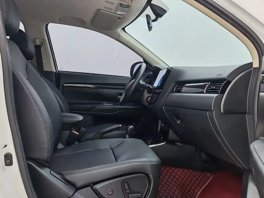 Mitsubishi Outlander — фото 10