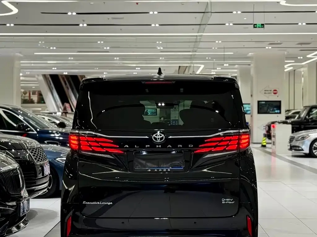 Toyota Alphard — фото 8