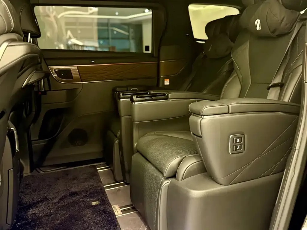 Toyota Alphard — фото 4