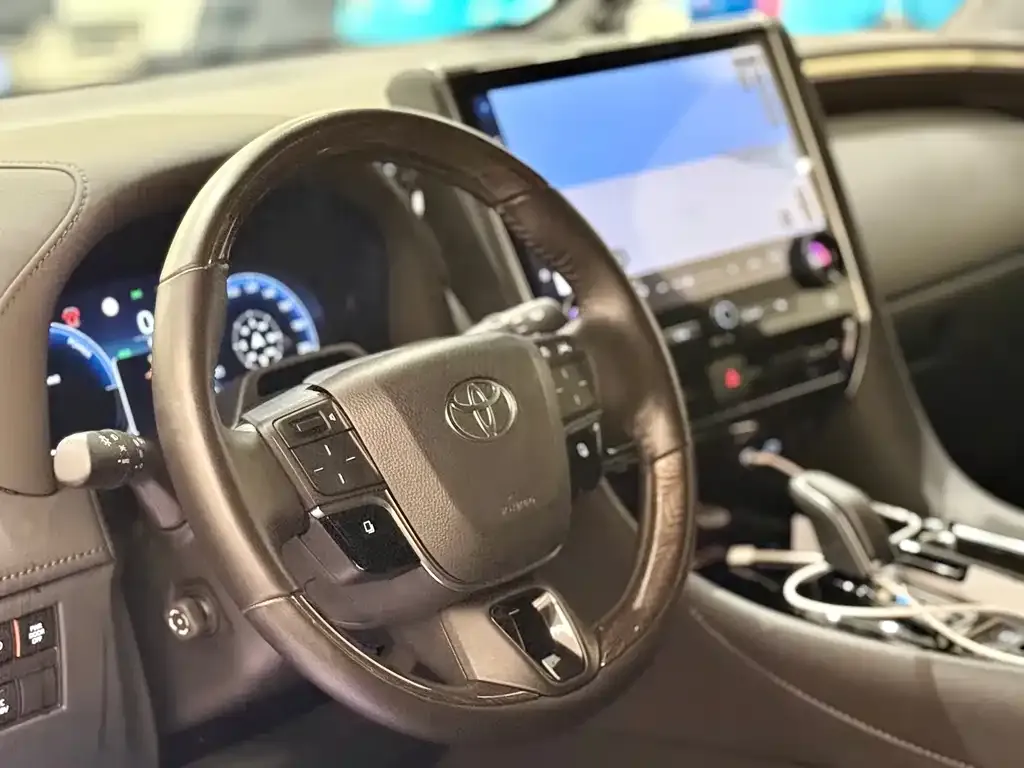 Toyota Alphard — фото 9