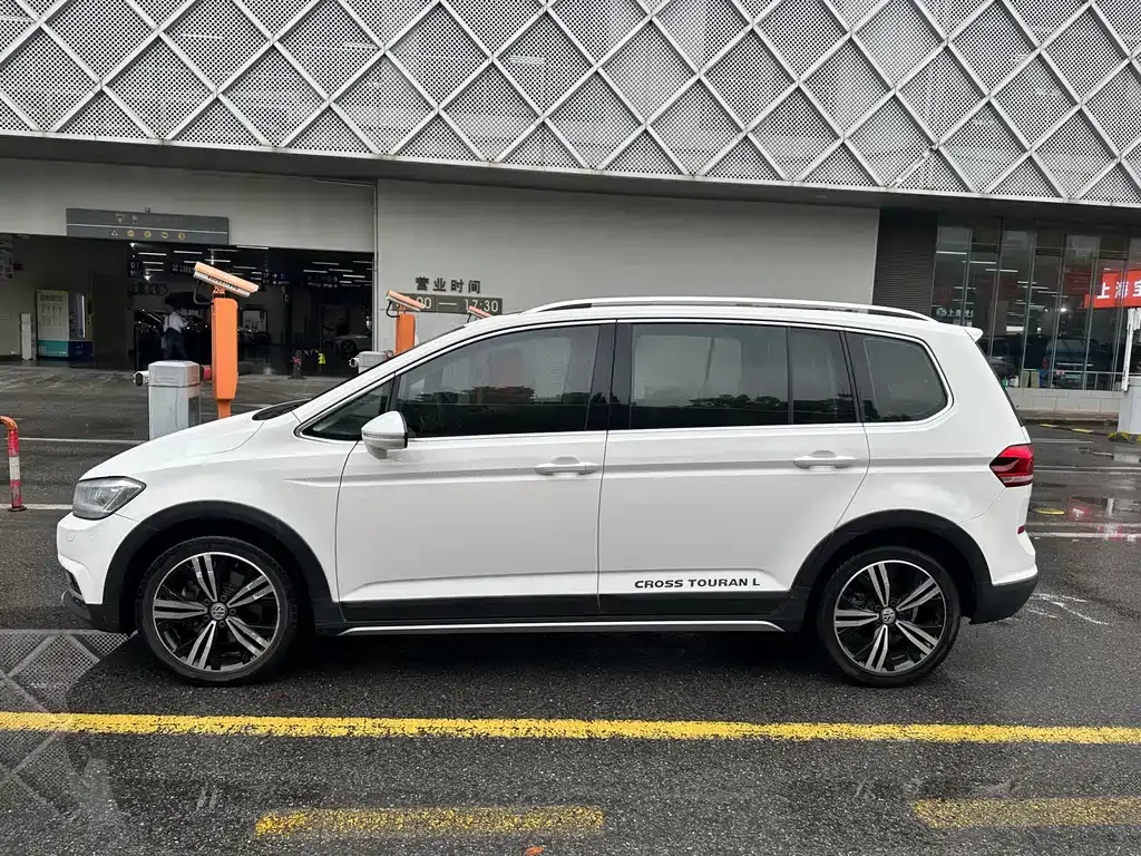Volkswagen Touran — фото 10