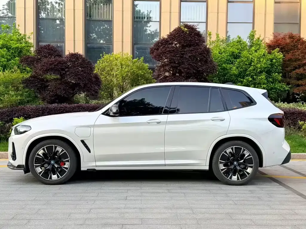 BMW iX3 — фото 8