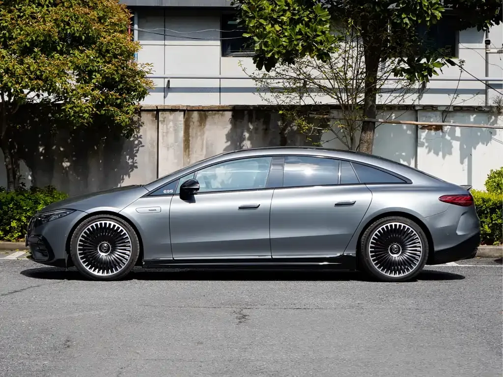 Mercedes-Benz EQS AMG — фото 10