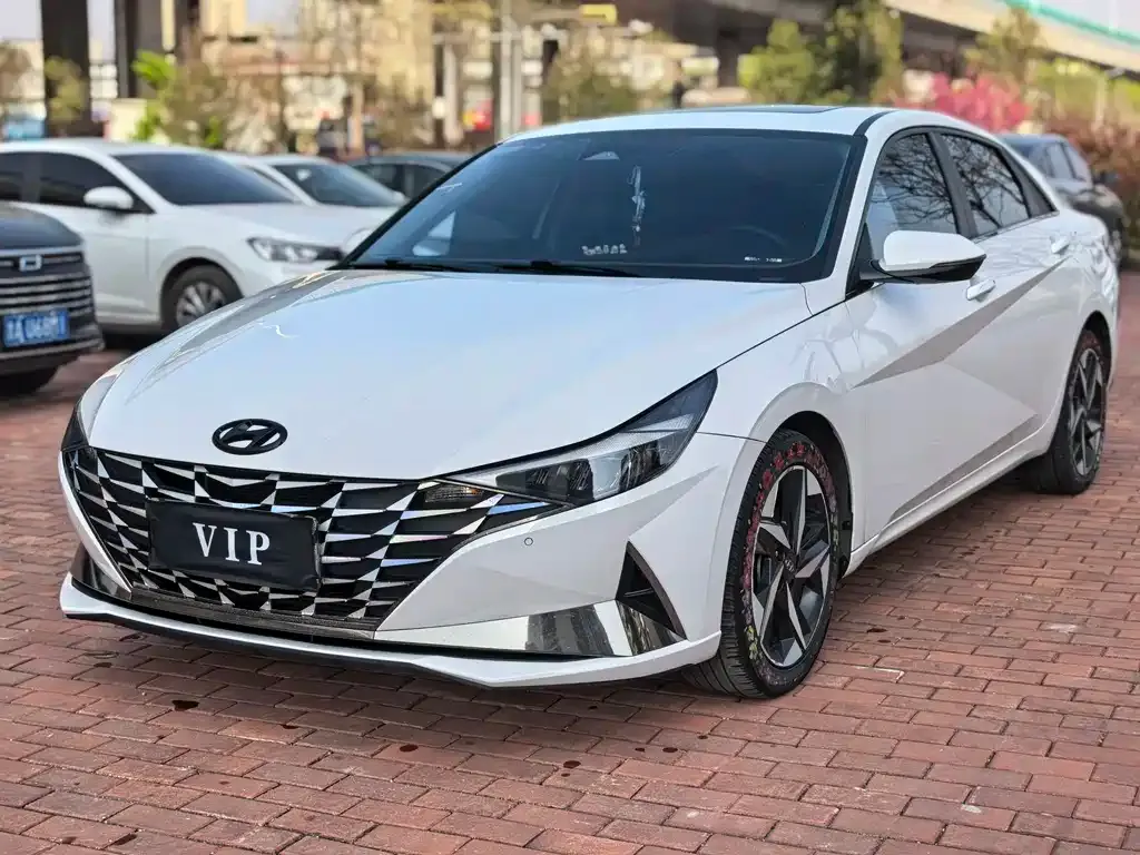 Hyundai Elantra — фото 1