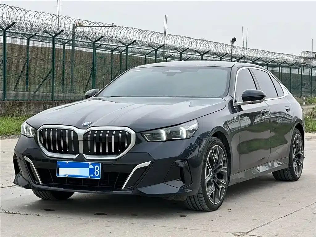BMW 5 Series — фото 1