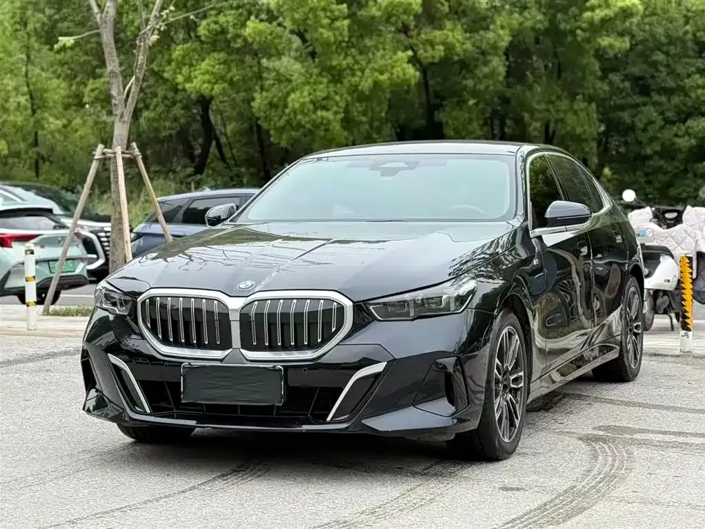 BMW 5 Series — фото 1
