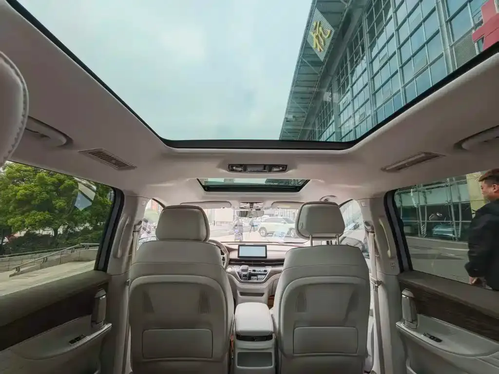 Roewe iMAX8 New Energy — фото 2
