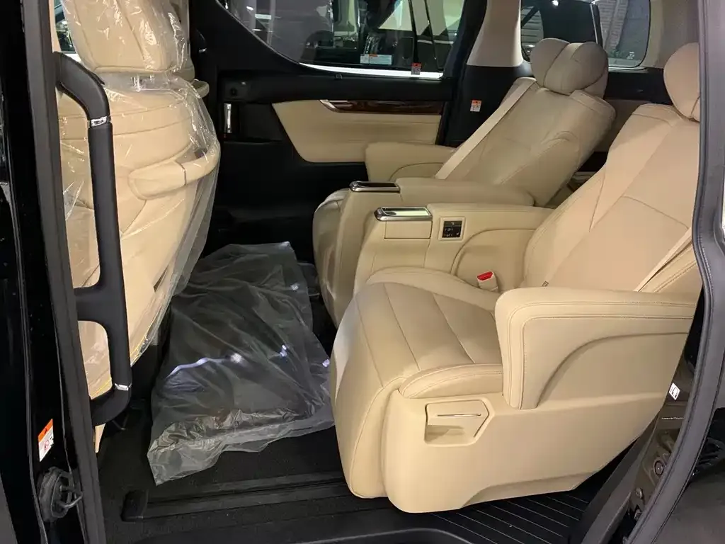 Toyota Alphard — фото 2