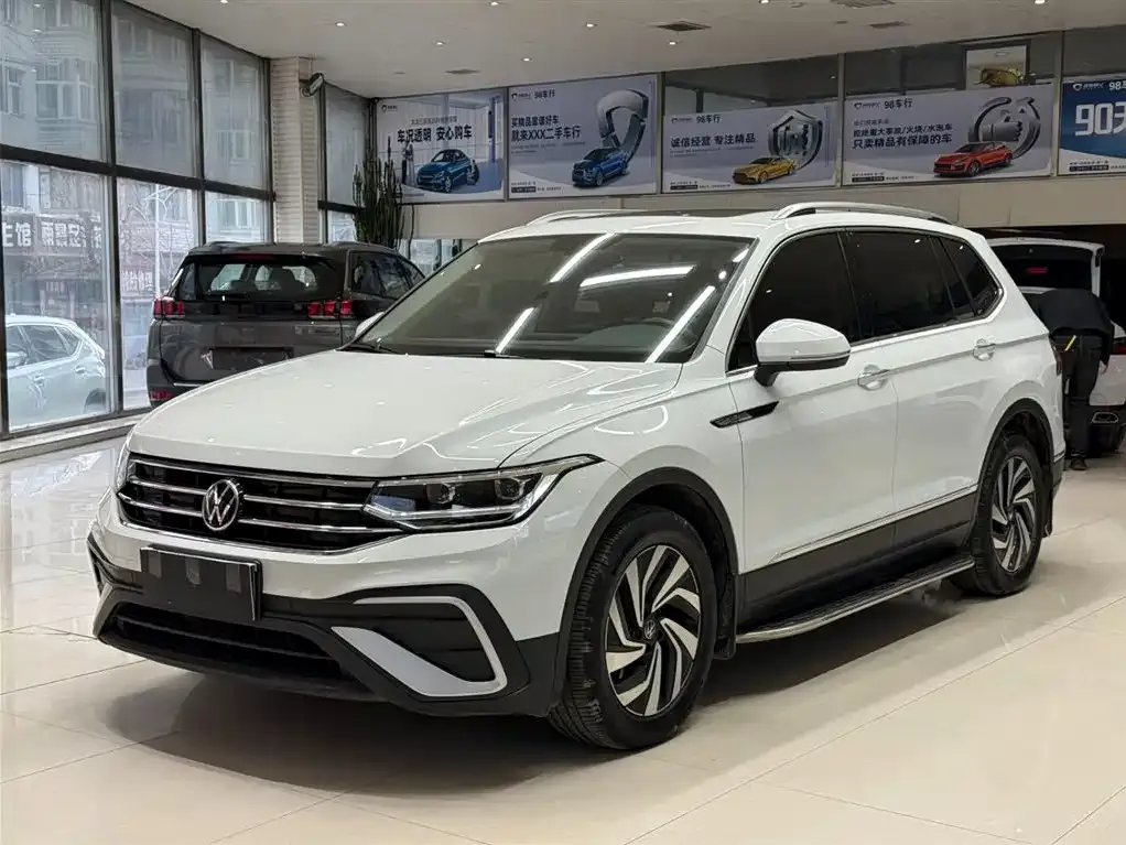Volkswagen Tiguan L — фото 1