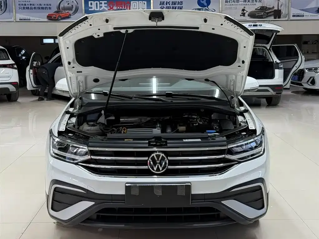 Volkswagen Tiguan L — фото 9