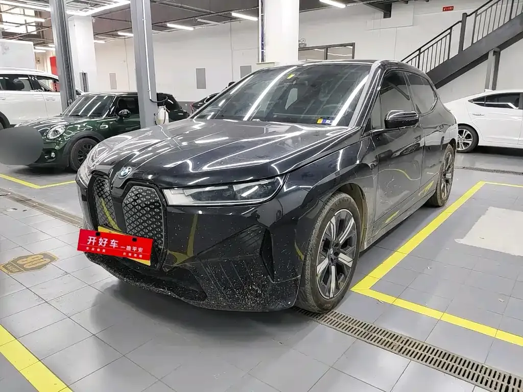 BMW iX — фото 1