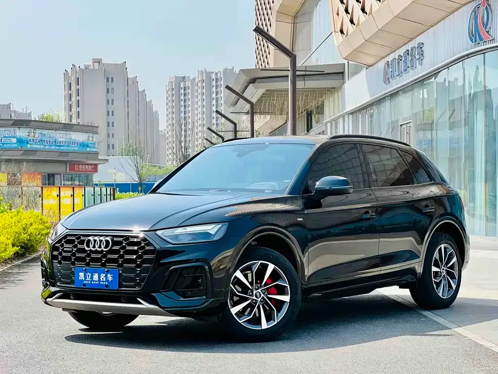 Audi Q5L — фото 1
