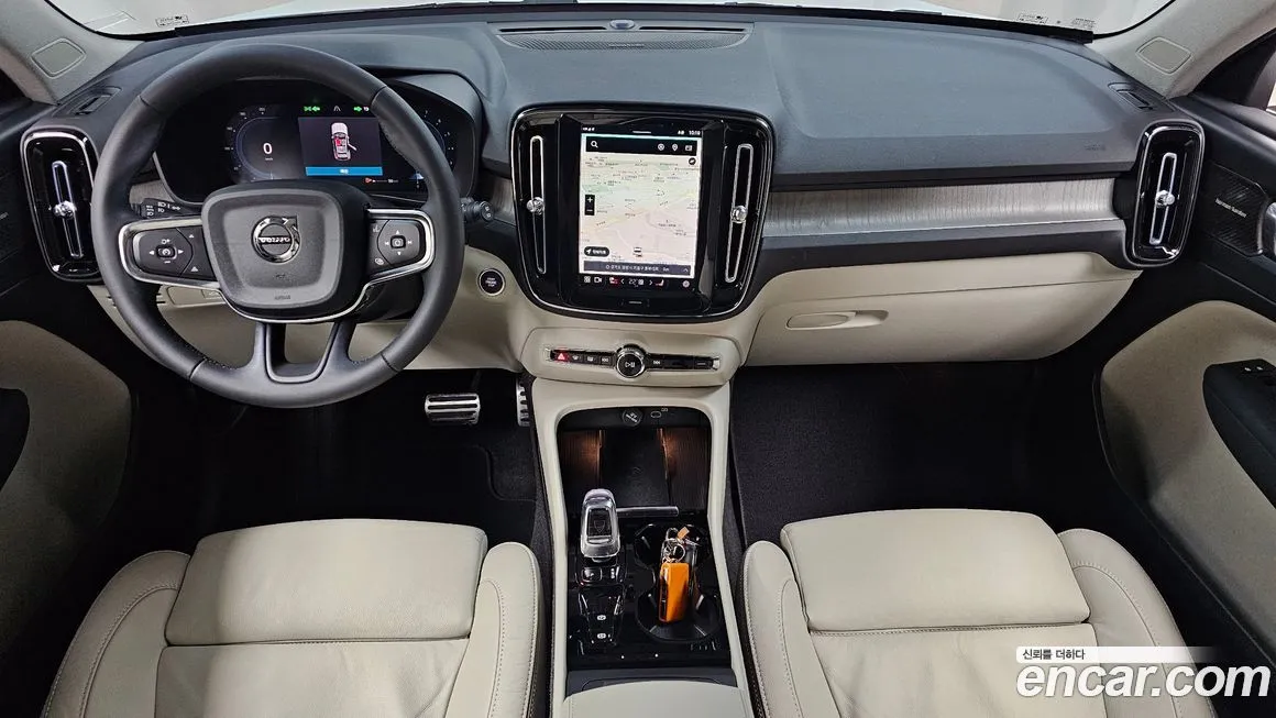 Volvo XC40 — фото 10