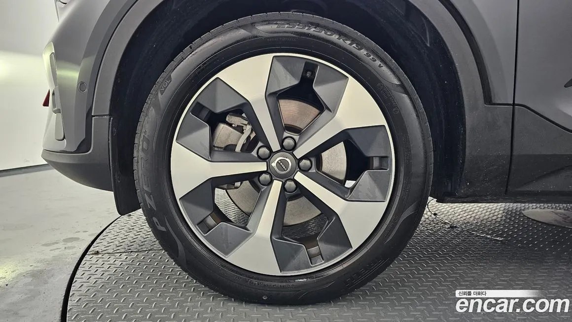 Volvo XC40 — фото 10