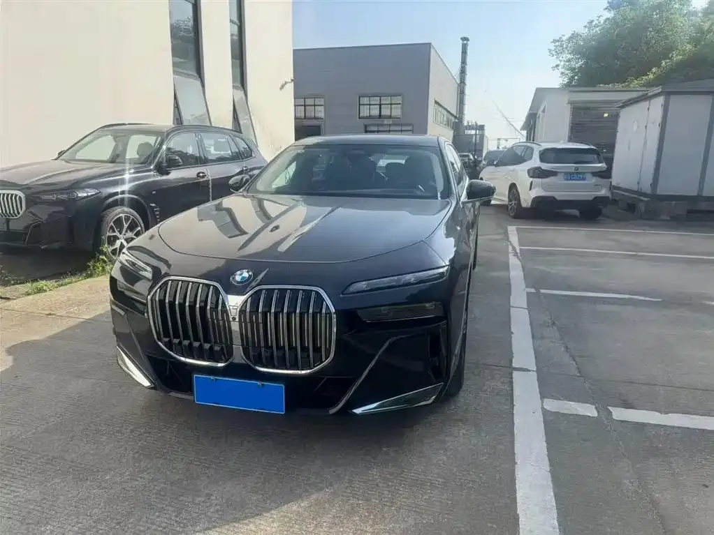 BMW 7 Series — фото 1
