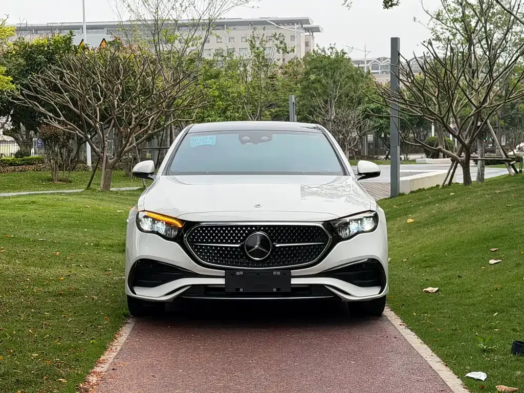 Mercedes-Benz E-Class — фото 1