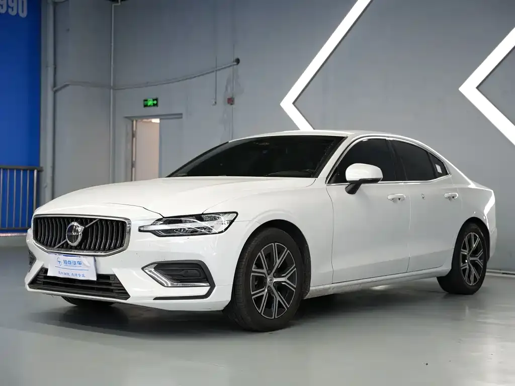 Volvo S60 — фото 1