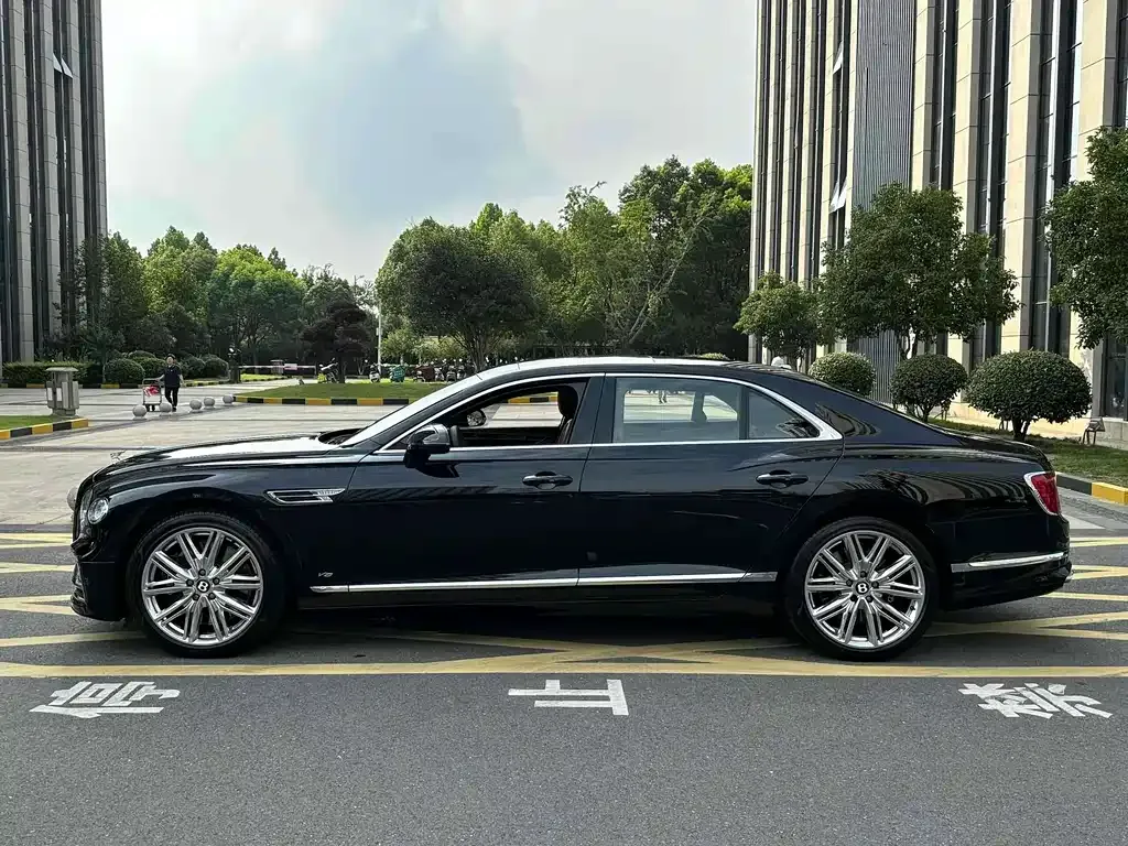 Bentley Flying Spur — фото 4