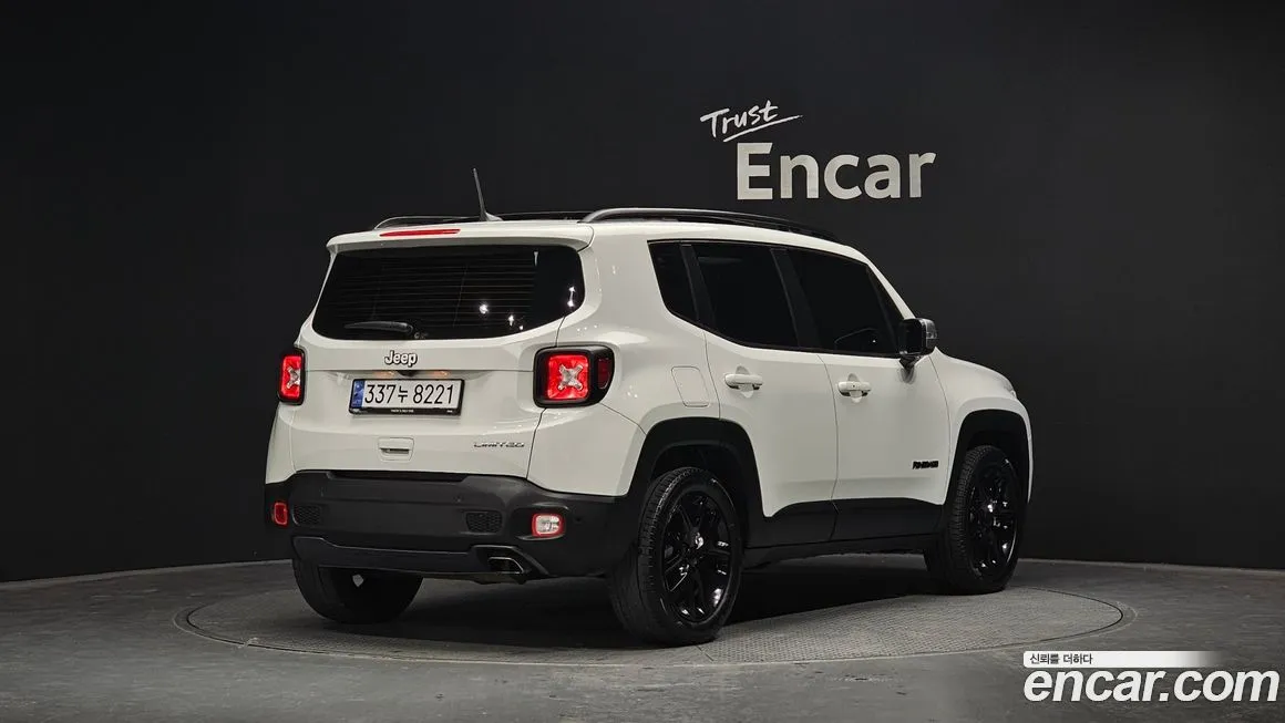 Jeep Renegade — фото 9