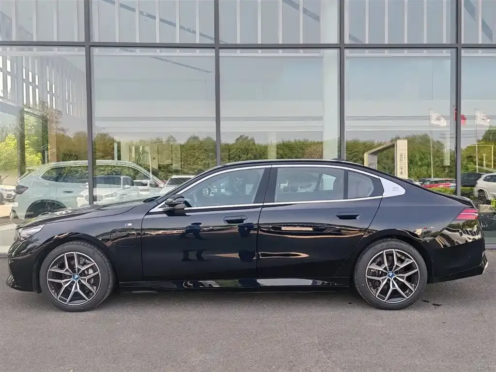 BMW i5 — фото 8