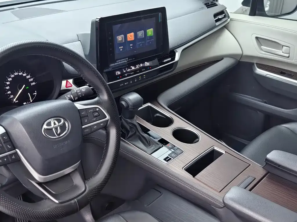 Toyota Sienna — фото 9