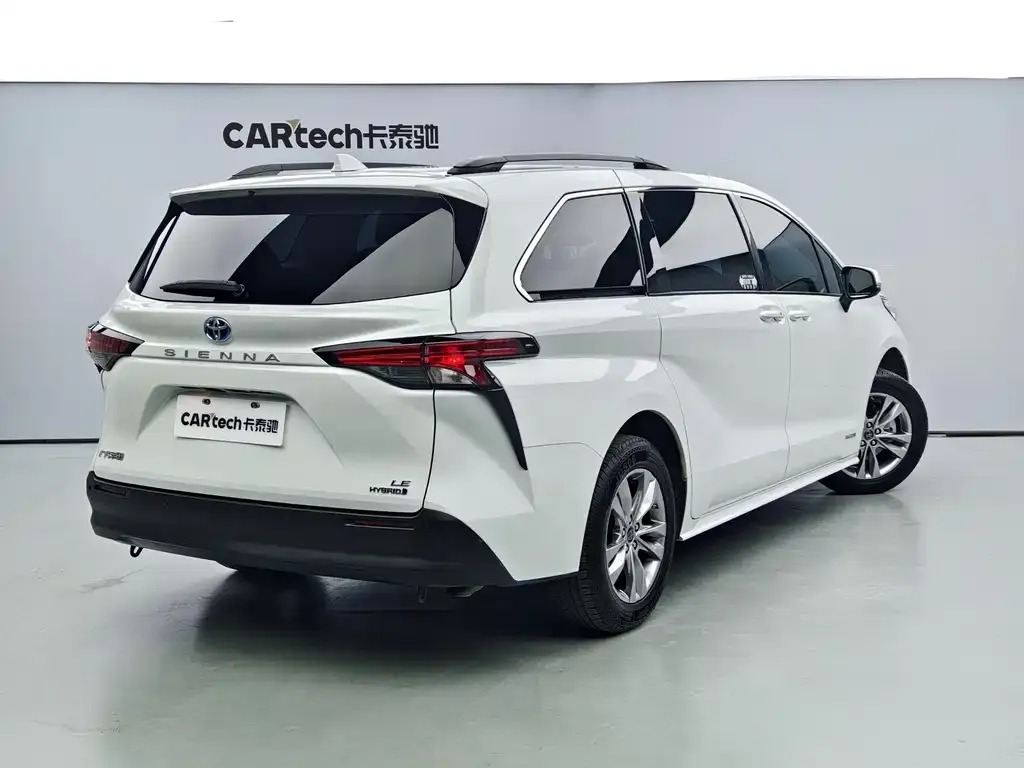 Toyota Sienna — фото 5