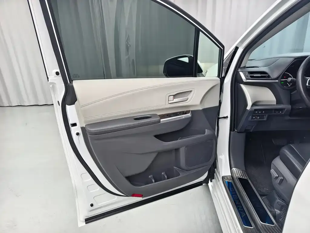 Toyota Sienna — фото 7