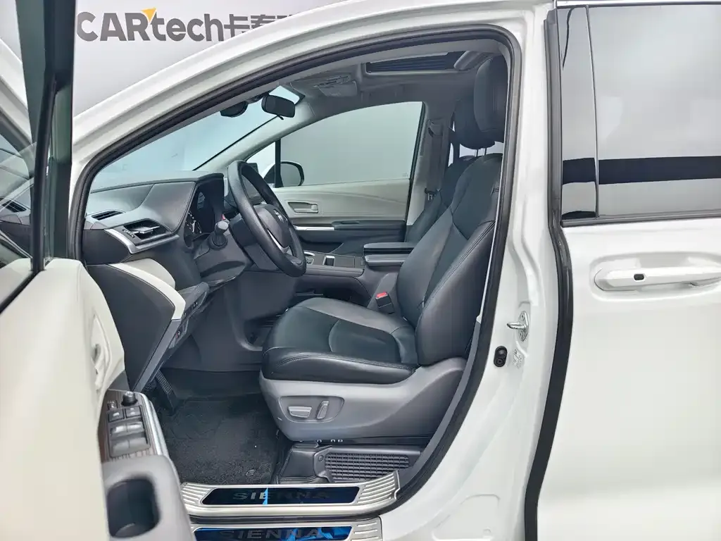 Toyota Sienna — фото 8