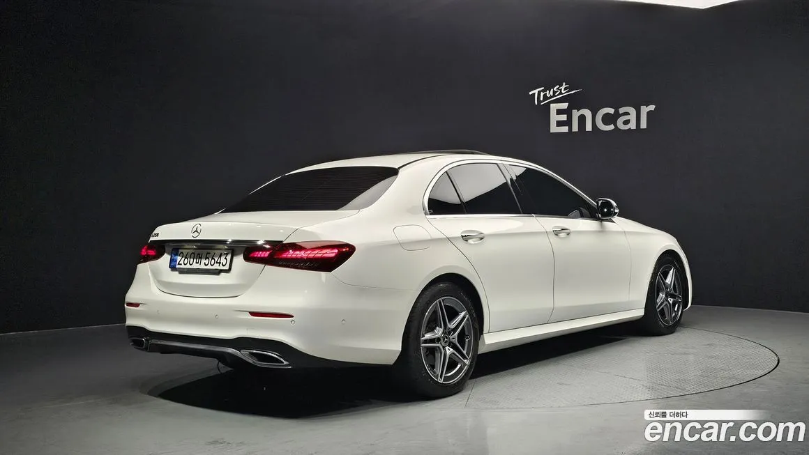 Mercedes-Benz E-Class — фото 4