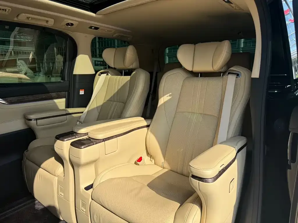 Toyota Vellfire — фото 8