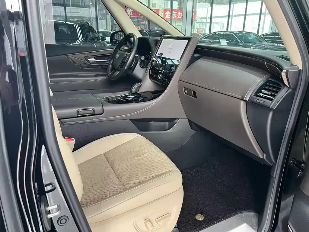 Toyota Alphard — фото 9