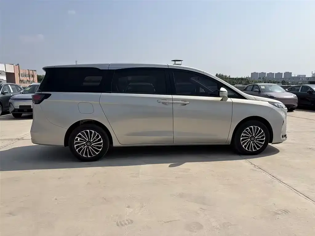 Buick GL8 Hybrid — фото 2